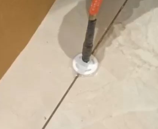 涧西瓷砖空鼓维修公司专业解答瓷砖在铺贴过程中，如果没有涂抹均匀到位的粘结材料（如水泥砂浆或瓷砖胶），可能会导致以下问题